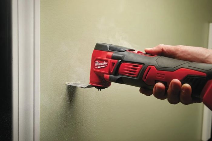 Инструмент многофункциональный аккумуляторный MILWAUKEE M18 BMT-421C (ЗУ+2акк.+кейс)