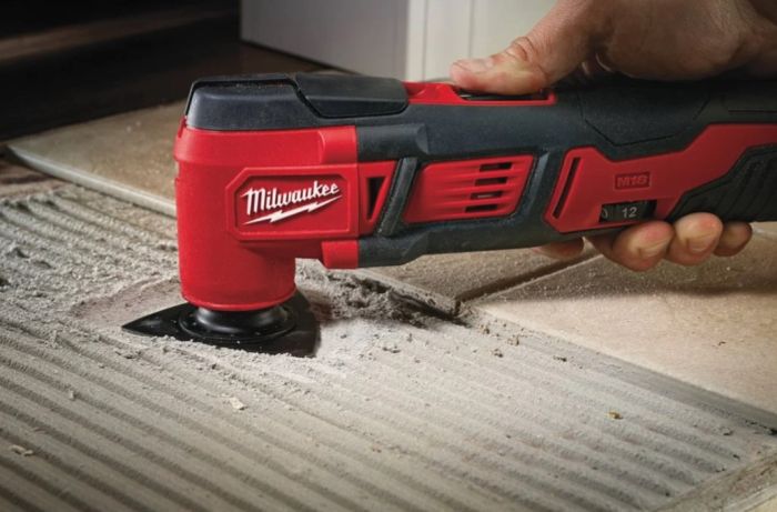Инструмент многофункциональный аккумуляторный MILWAUKEE M18 BMT-421C (ЗУ+2акк.+кейс)