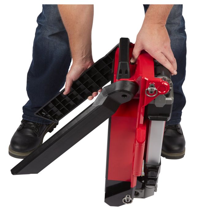 Прожектор светодиодный аккумуляторный напольный MILWAUKEE M18 ONERSAL-0 ONE-KEY
