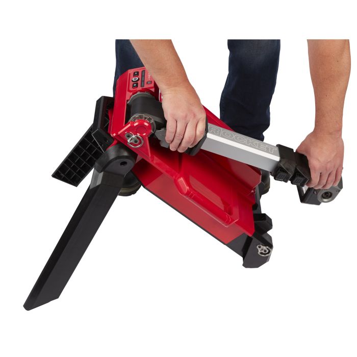 Прожектор светодиодный аккумуляторный напольный MILWAUKEE M18 ONERSAL-0 ONE-KEY