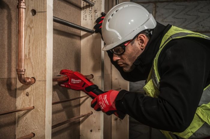 Труборез аккумуляторный по нержавеющей стали MILWAUKEE M12 PCSS-202C (ЗУ+2акк.Х2Ач+кейс)