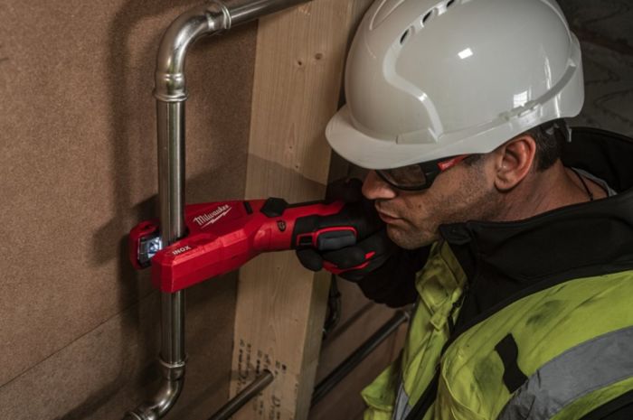 Труборез аккумуляторный по нержавеющей стали MILWAUKEE M12 PCSS-202C (ЗУ+2акк.Х2Ач+кейс)