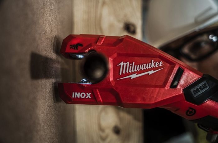 Труборез аккумуляторный по нержавеющей стали MILWAUKEE M12 PCSS-202C (ЗУ+2акк.Х2Ач+кейс)