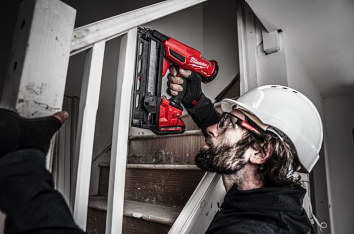 Пистолет гвоздезабивной аккумуляторный бесщёточный MILWAUKEE M18 FN16GA-202X (32-64мм)(ЗУ+2Х2Ач)