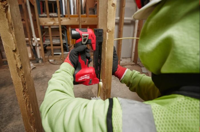 Степлер скобозабивной аккумуляторный для кабеля MILWAUKEE M12 BCST-0 (каркас)