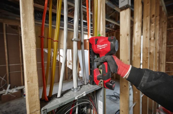 Степлер скобозабивной аккумуляторный для кабеля MILWAUKEE M12 BCST-0 (каркас)