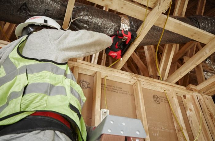 Степлер скобозабивной аккумуляторный для кабеля MILWAUKEE M12 BCST-0 (каркас)