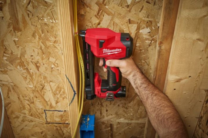 Степлер скобозабивной аккумуляторный для кабеля MILWAUKEE M12 BCST-0 (каркас)
