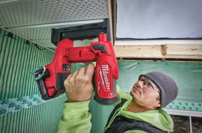 Степлер скобозабивной аккумуляторный зауженный бесщеточный MILWAUKEE M18 FNCS18GS-202X