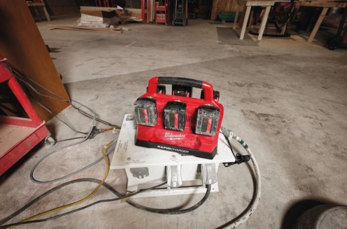 Зарядное устройство MILWAUKEE M18 PC6 (на 6 акк.) PACKOUT, (замена на 4932498551)