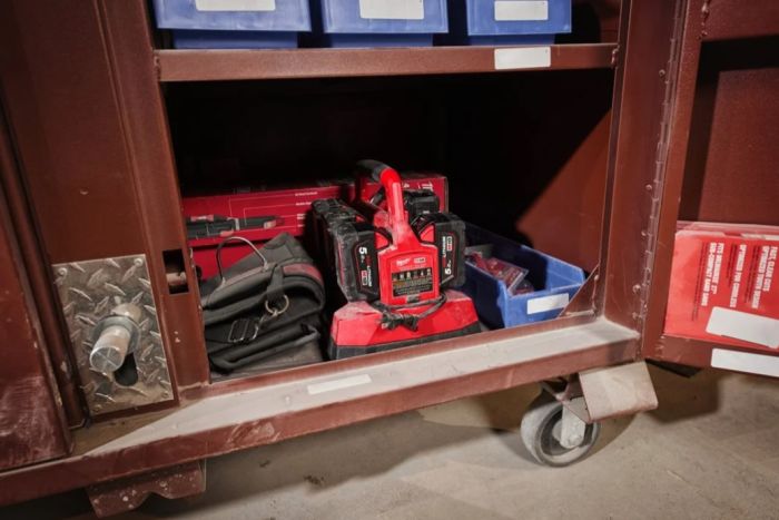 Зарядное устройство MILWAUKEE M18 PC6 (на 6 акк.) PACKOUT, (замена на 4932498551)