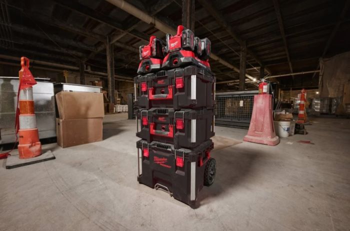 Зарядное устройство MILWAUKEE M18 PC6 (на 6 акк.) PACKOUT, (замена на 4932498551)