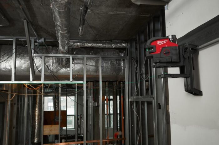 Нивелир 4х точечный лазерный аккумуляторный MILWAUKEE M12 CLL4P-0C (зелёный луч)