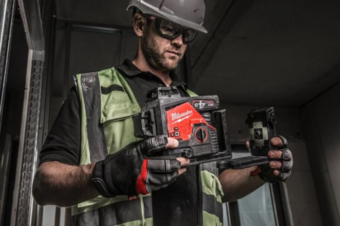 Нивелир лазерный аккумуляторный 3D MILWAUKEE M12 3PL-0C (360˚, зелёный луч)