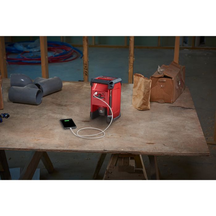 Динамик аккумуляторный DAB+/Зарядное устройство MILWAUKEE M12 RCDAB+