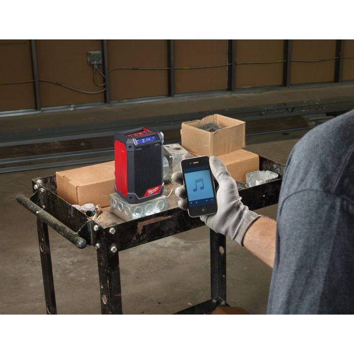 Динамик аккумуляторный DAB+/Зарядное устройство MILWAUKEE M12 RCDAB+