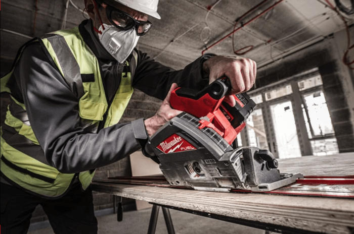 Пила дисковая погружная аккумуляторная бесщеточная MILWAUKEE M18 FPS55-0P Ø165мм (каркас+PACKOUT)