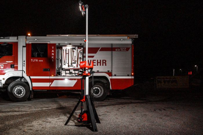 Прожектор светодиодный аккумуляторный напольный MILWAUKEE M18 HOSALC-0 с зарядным устройством