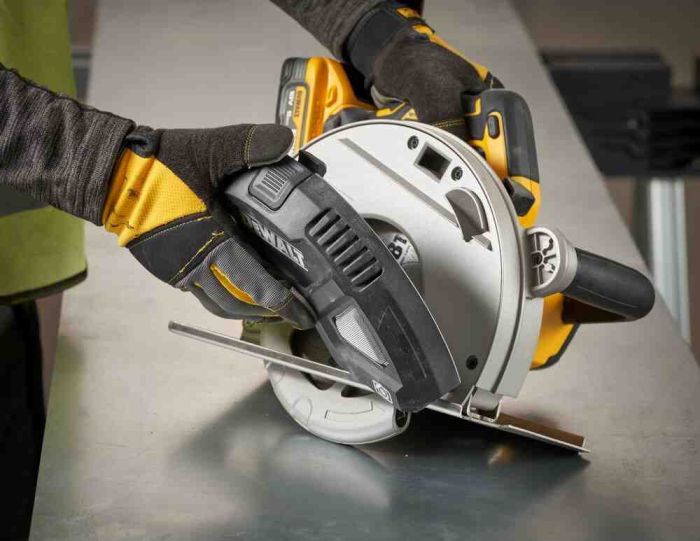 Пилка дискова по металу акумуляторна DeWALT DCS383H2