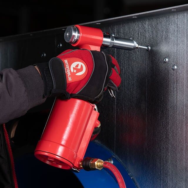 Пистолет заклепочный пневматический в чемодане с аксессуарами INTERTOOL PT-1304