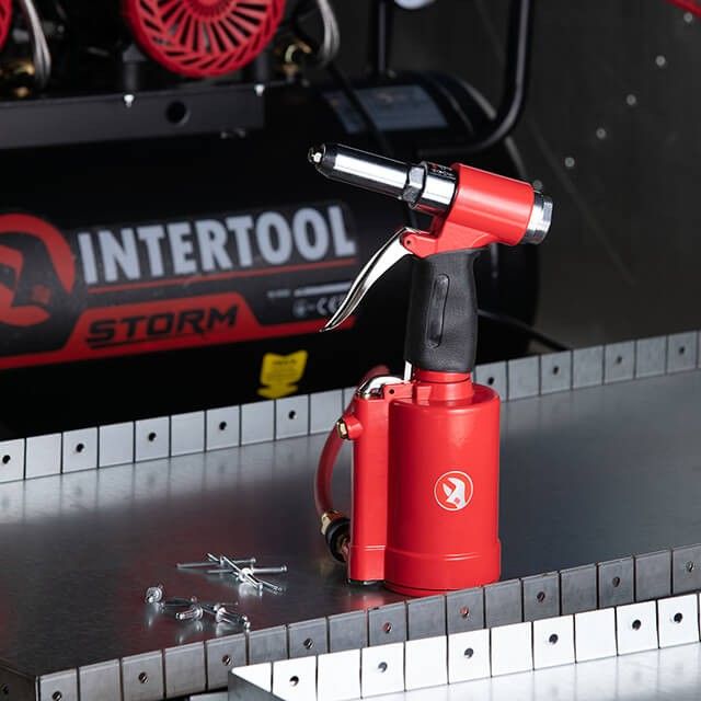Пистолет заклепочный пневматический в чемодане с аксессуарами INTERTOOL PT-1304