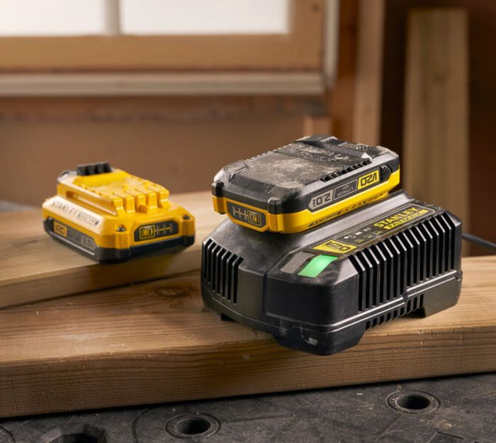 Зарядний пристрій та 2 акумулятора 18В STANLEY FATMAX SFMCB12D2