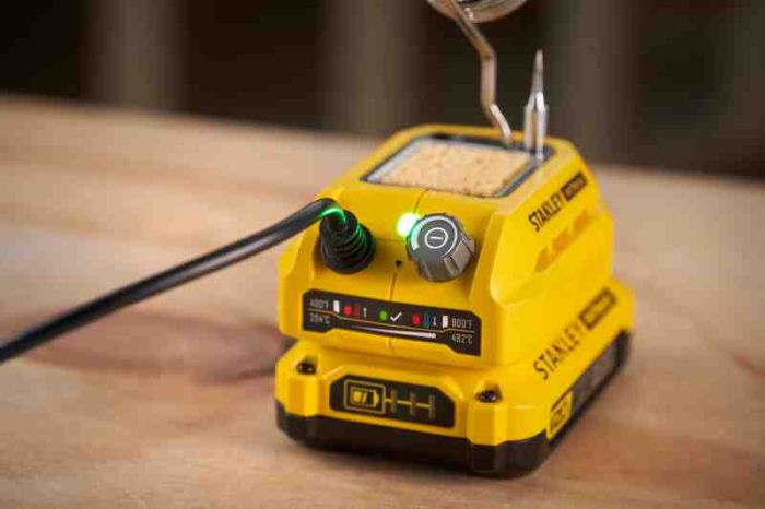 Паяльник акумуляторний STANLEY FATMAX SFMCE040B