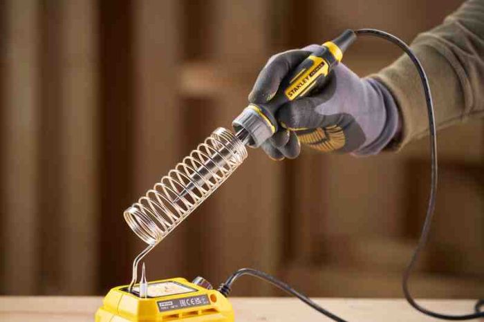 Паяльник акумуляторний STANLEY FATMAX SFMCE040B