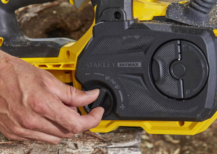 Акумуляторний набір STANLEY FATMAX V20: Ланцюгова пила SFMCCS630 та Потужний тример SFMCST933