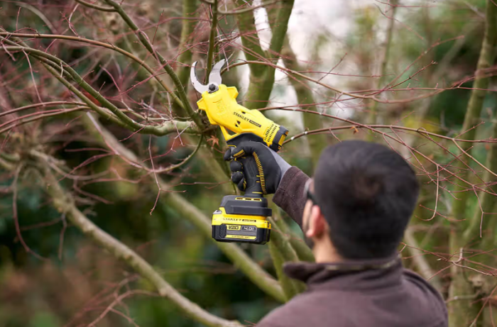 Акумуляторний набір STANLEY FATMAX V20: Ланцюгова пила SFMCCS630 та Садовий секатор SFMCPP32