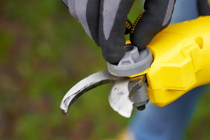 Акумуляторний набір STANLEY FATMAX V20: Ланцюгова пила SFMCCS630 та Садовий секатор SFMCPP32