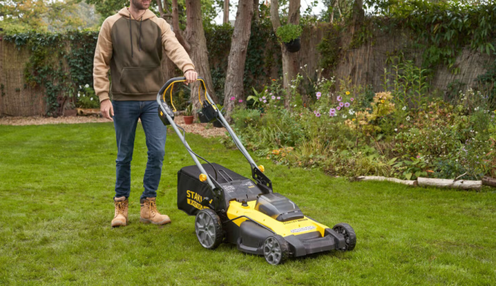 Акумуляторний набір STANLEY FATMAX V20: Самохідна газонокосарка SFMCMWS251 та Потужна повітродувка SFMCBL7