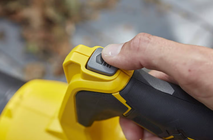 Акумуляторний набір STANLEY FATMAX V20: Самохідна газонокосарка SFMCMWS251 та Потужна повітродувка SFMCBL7