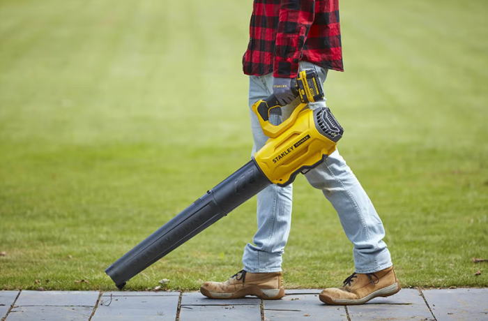 Акумуляторний набір STANLEY FATMAX V20: Самохідна газонокосарка SFMCMWS251 та Потужна повітродувка SFMCBL7